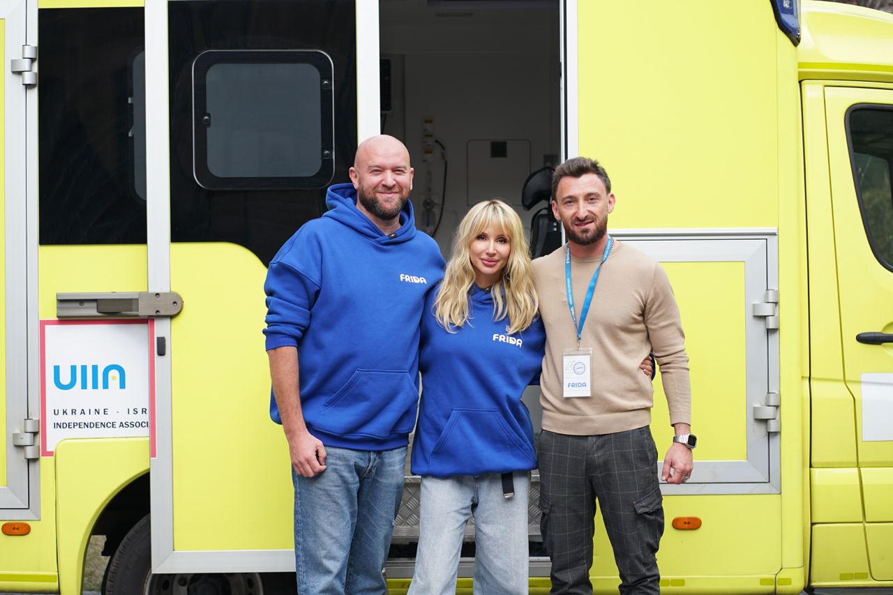 Лобода встретилась с врачами-волонтерами из горячих точек